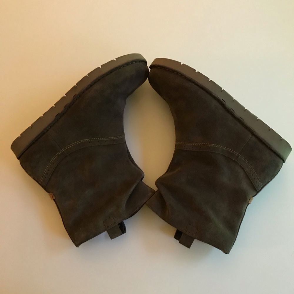 Like New Clarks Unstructured Suede Leather Boots - Picture 2 of 11